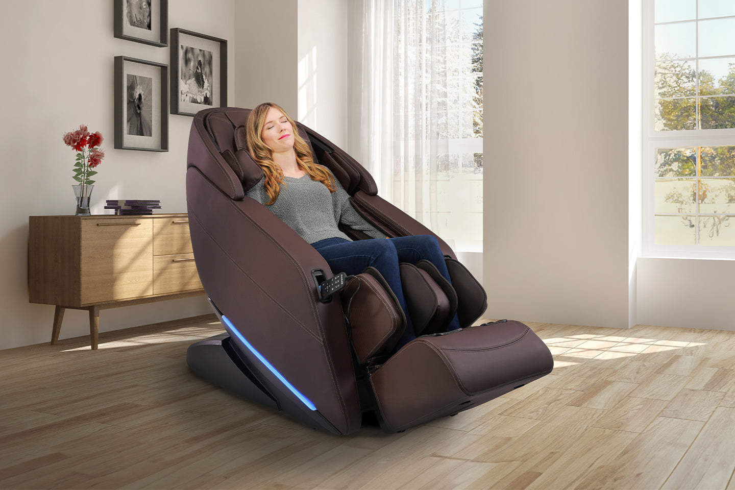 Yugana’s 4D back mechanism transports you into the realm of professional massage therapy.